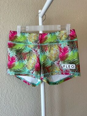 Fleo 3.25 green tropical palm shorts size medium EUC